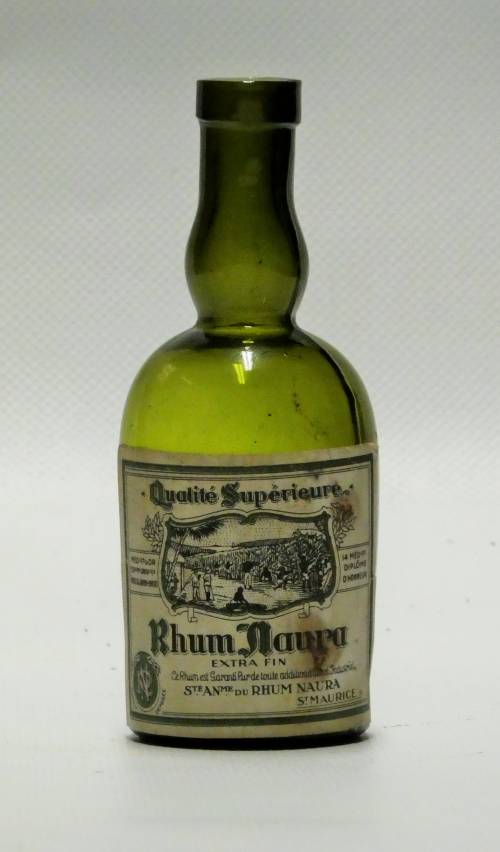 Bouteille de rhum "Naura"