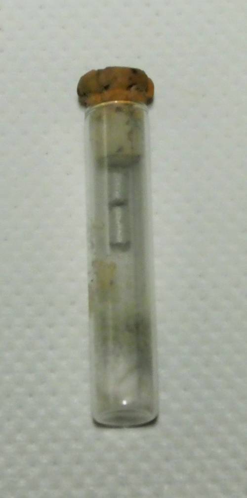 Tube avec pierres à briquet