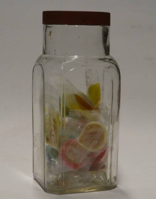 Pot en verre avec couvercle bordeaux