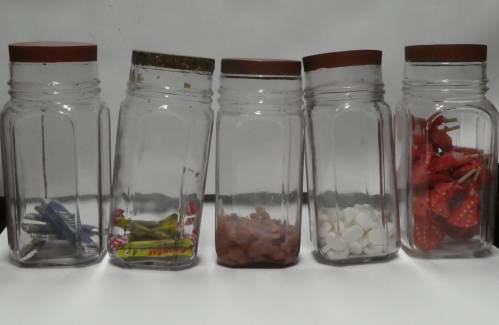 Pots en verre avec couvercle bordeaux