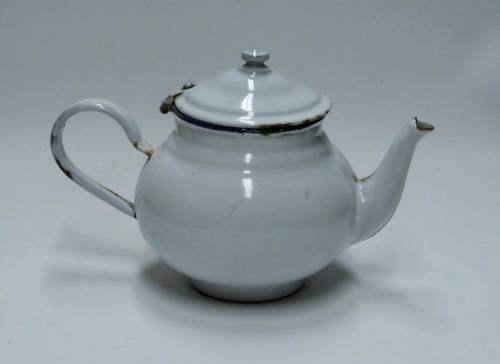 Théière émaillée blanche