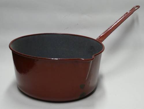 Casserole avec bec verseur bordeaux