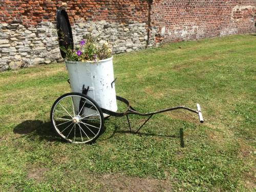 Ancienne poubelle sur roue